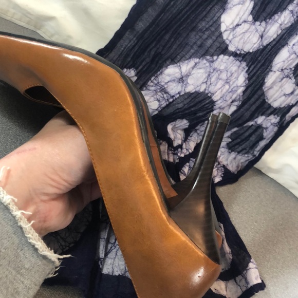 Caramel colored brown Dollhouse heels - Picture 2 of 8